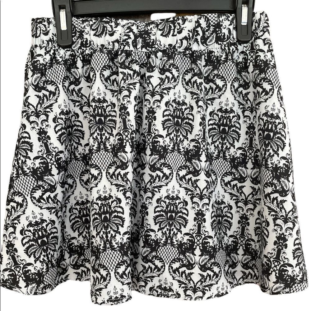 MINE skater style skirt with elastic waistband, size M, gray/ black design